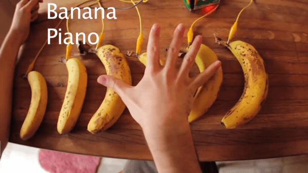 Steuerung eines Bananenklaviers mit Makey Makey.