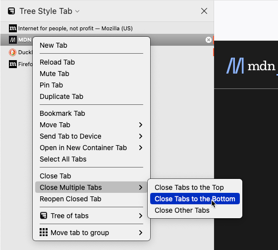 Ein Tab-Kontextmenü wird für ein Tab-Element in der Seitenleiste der Tree Style Tab-Erweiterung angezeigt. Das Menü zeigt benutzerdefinierte Tab-Aktionen, ein Menüpunktelement für die Erweiterung und ein Menüpunktelement für die Simple Tab Group-Erweiterung.