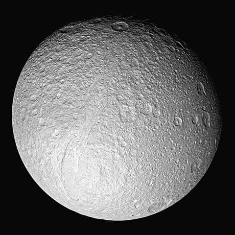 Der fünftgrößte Saturnmond, Tethys, wird hauptsächlich von der Sonne beleuchtet, mit etwas von Saturn reflektiertem Licht. Dies ist diffuse Beleuchtung.