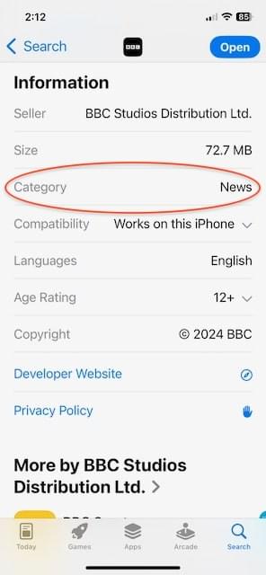 BBC-App-Informationsabschnitt mit dem kategorisierten Feld, rot umkreist, News zeigend.