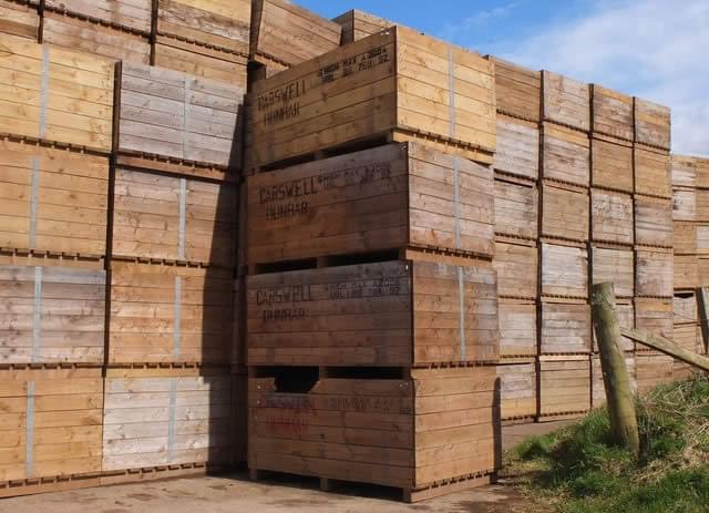 Una gran pila de cajas o cajones puestos uno encima del otro.