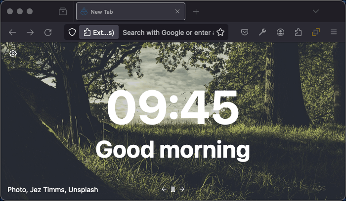Tabliss 擴充套件的新標籤頁，顯示森林圖片、時間與問候語。
